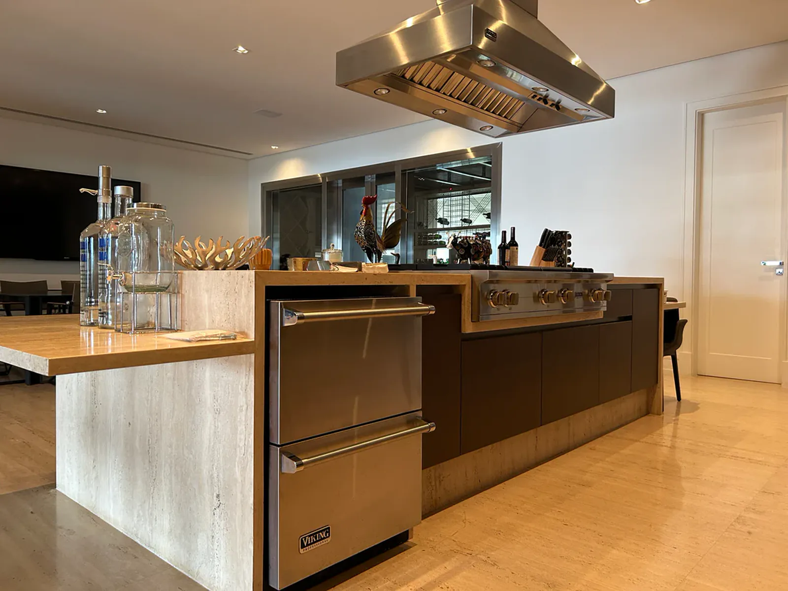 Ilha de cozinha com equipamentos premium atendidos pela SCR Kitchens