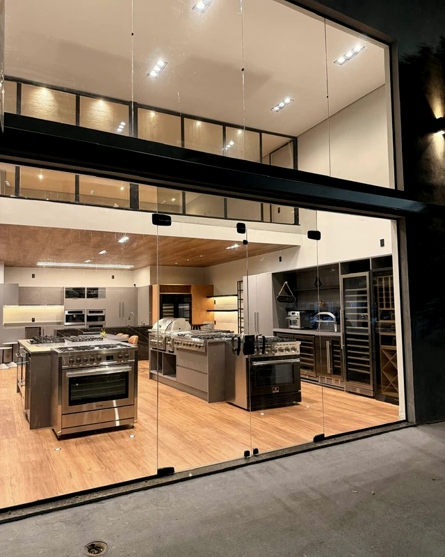 Fachada envidraçada do showroom da SCR Kitchens
