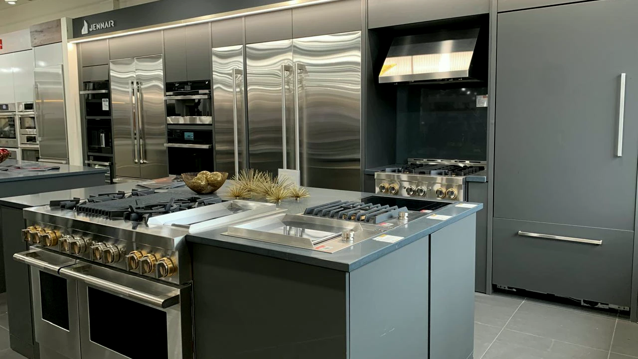 Ilha do showroom da SCR Kitchens com fogão, cooktop e refrigeradores de embutir