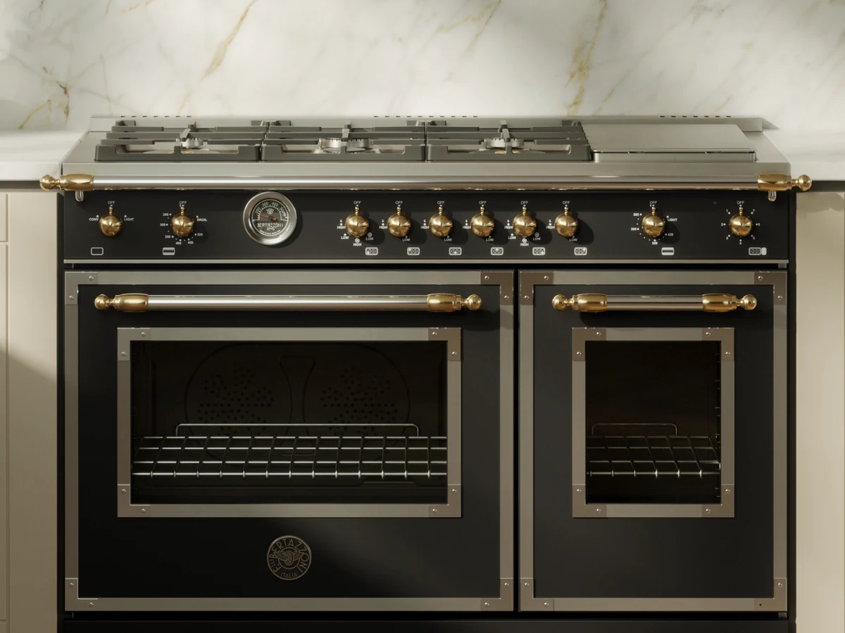 Fogão Bertazzoni Heritage preto instalado em cozinha clássica