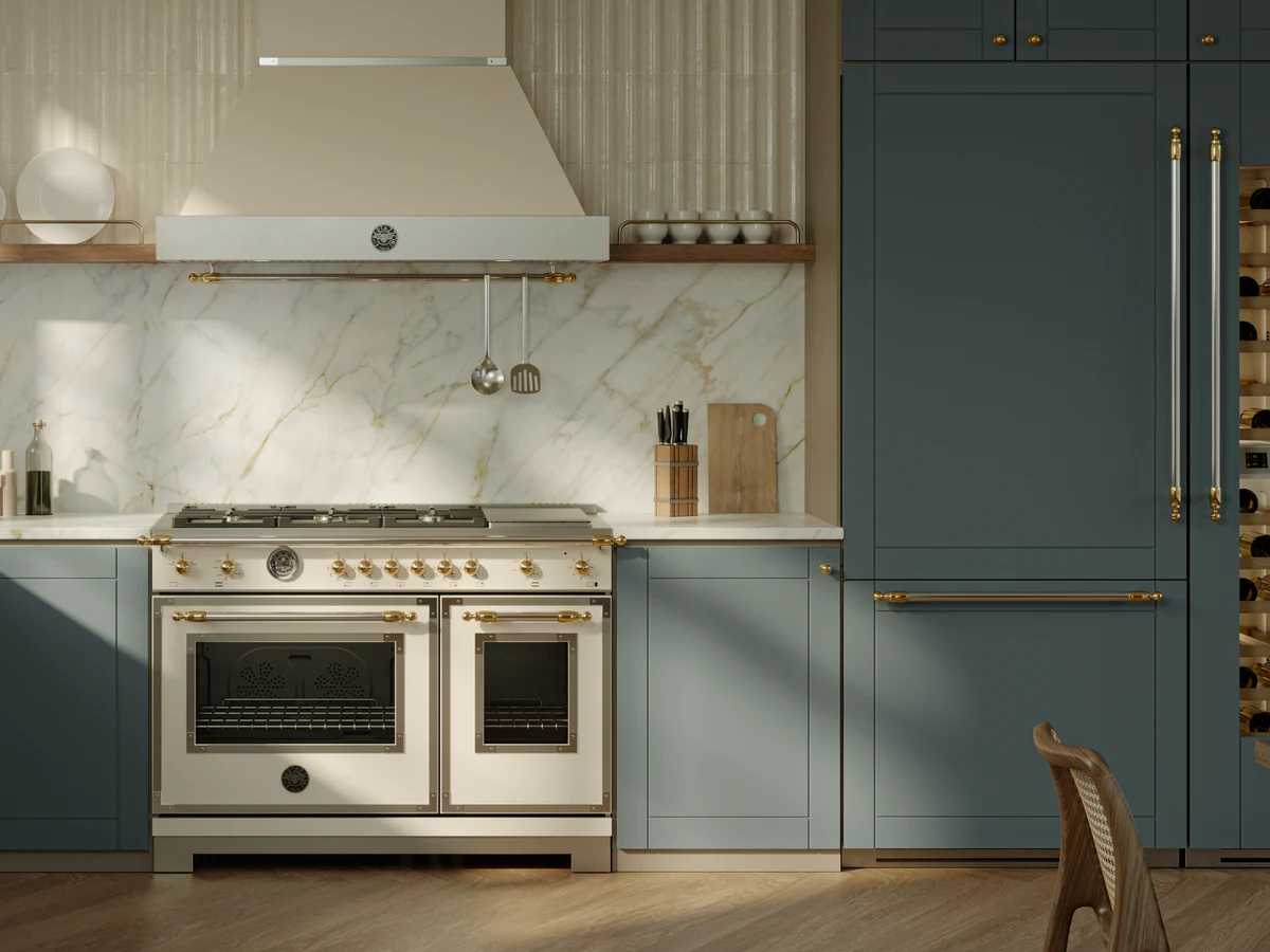 Fogão Bertazzoni Heritage com coifa em cozinha azul