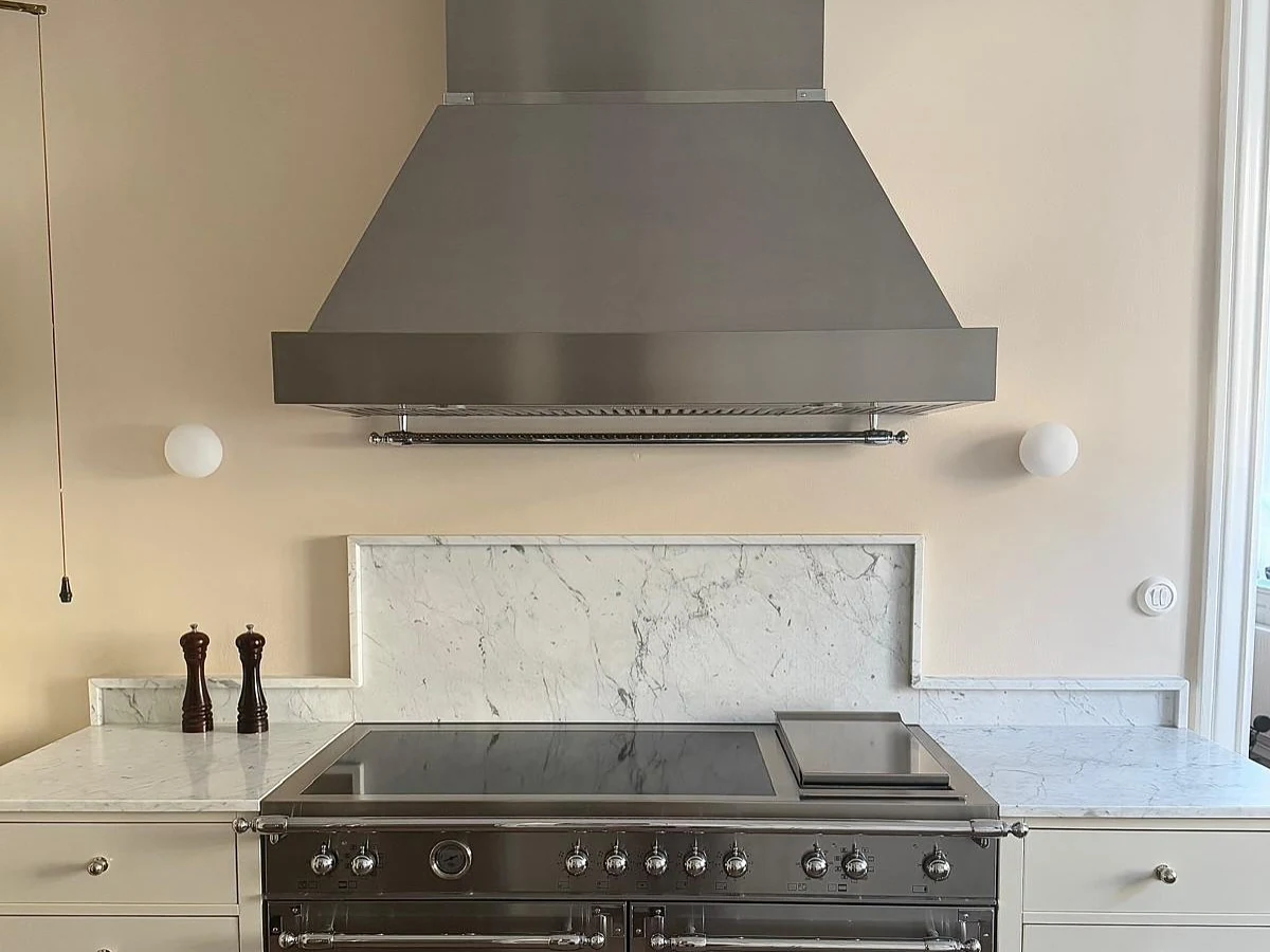 Coifa de parede Bertazzoni em inox sobre fogão de duas cubas
