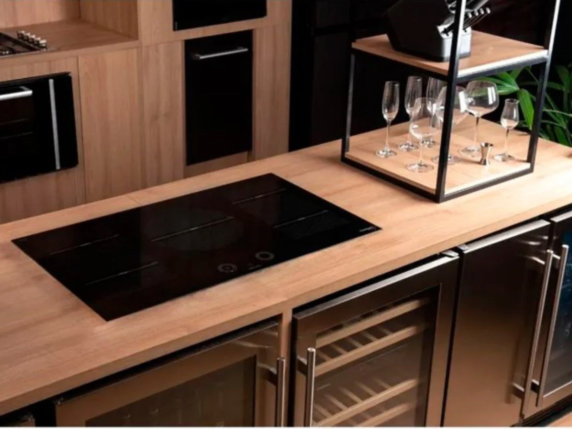 Cooktop de indução Cuisinart Arkton em bancada de madeira