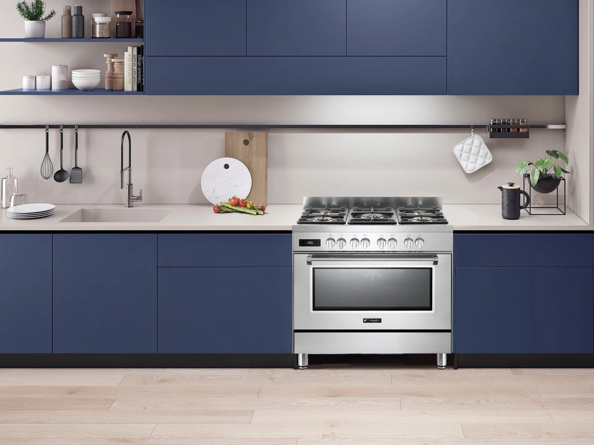 Fogão Elanto Professionale 90 cm em cozinha azul