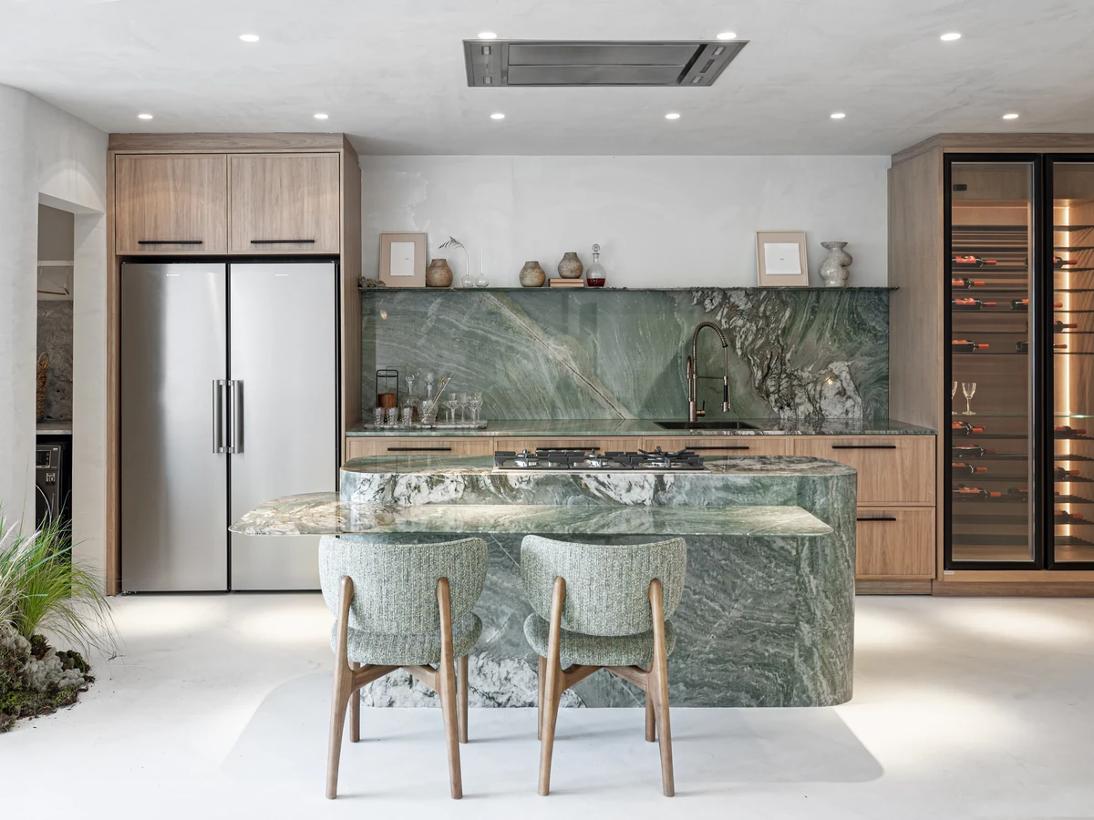 Refrigerador Elettromec Duo inox em cozinha com ilha