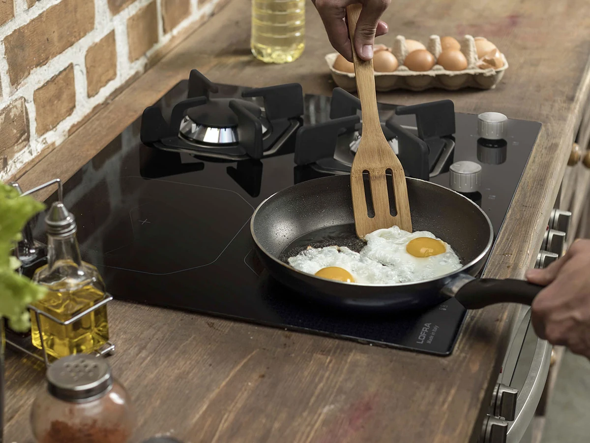 Cooktop de indução Lofra em bancada de madeira