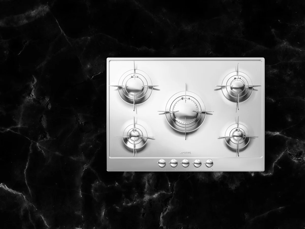 Cooktop Smeg Pianodesign em bancada de mármore negro