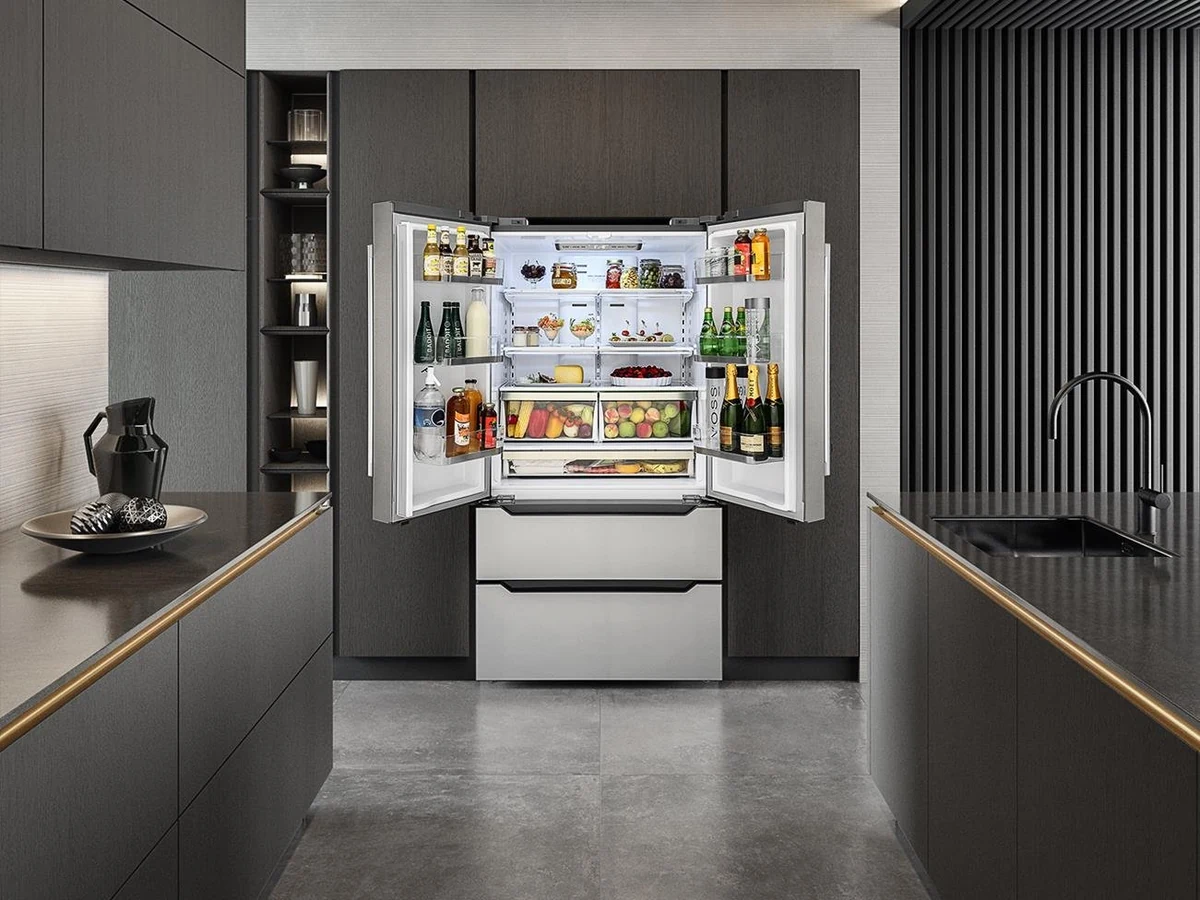 Refrigerador French Door Tecno Vintage em cozinha escura