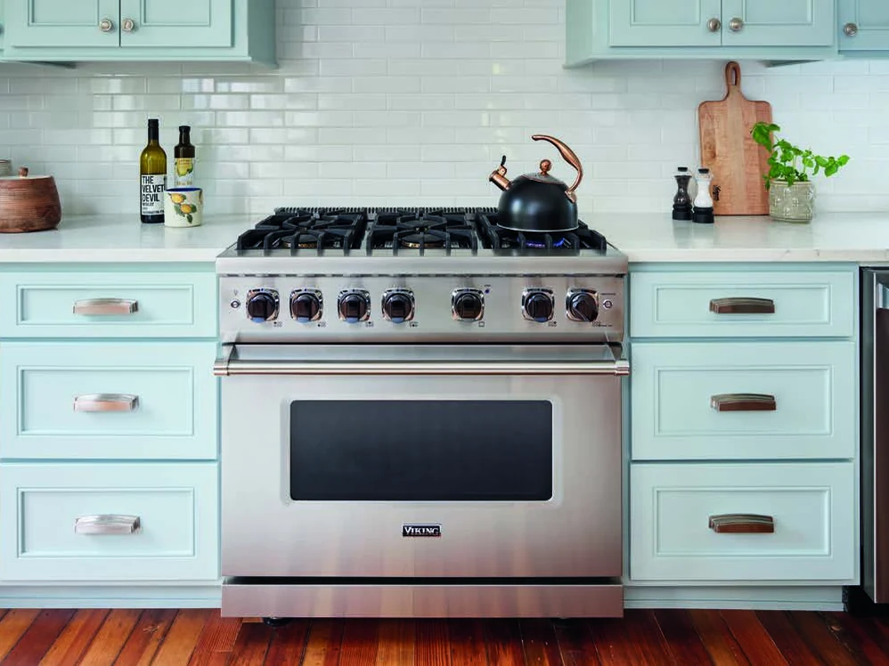 Fogão Viking em cozinha com armários azul-claros